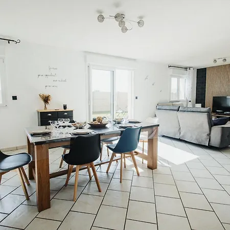 Nyaraló Cotes Et Maison Familiale En Bord De *