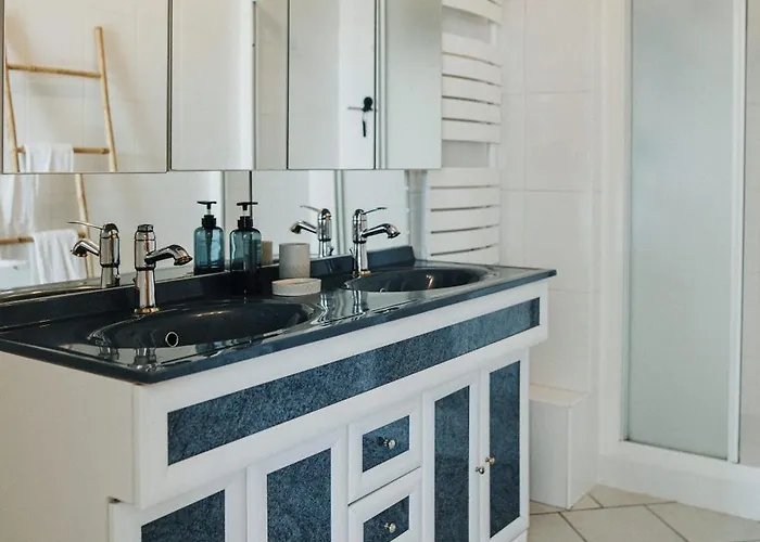 Cotes Et Maison Familiale En Bord De * Urville-Nacqueville